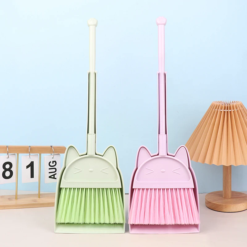 Kids Outdoor Broom - مجموعة أدوات تنظيف للأطفال مكونة من